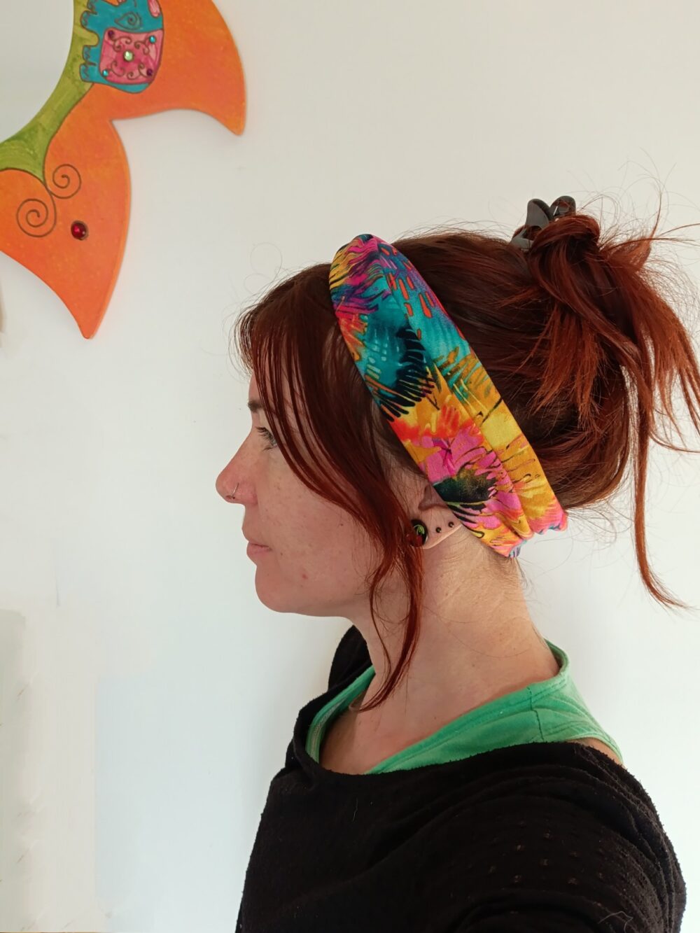 bandeau cheveux orange multicolore - porté par une femme de profill
