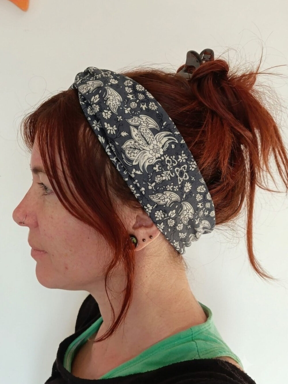 bandeau cheveux paisley porté