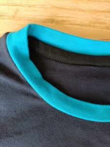 sweat enfant tricolore poches rondes - encolure