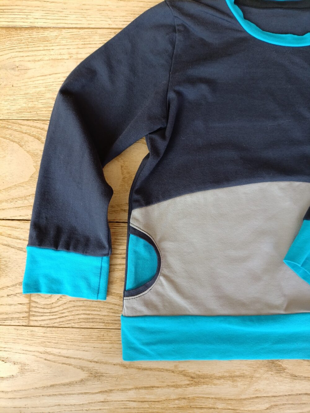 sweat enfant tricolore poches rondes - zoom