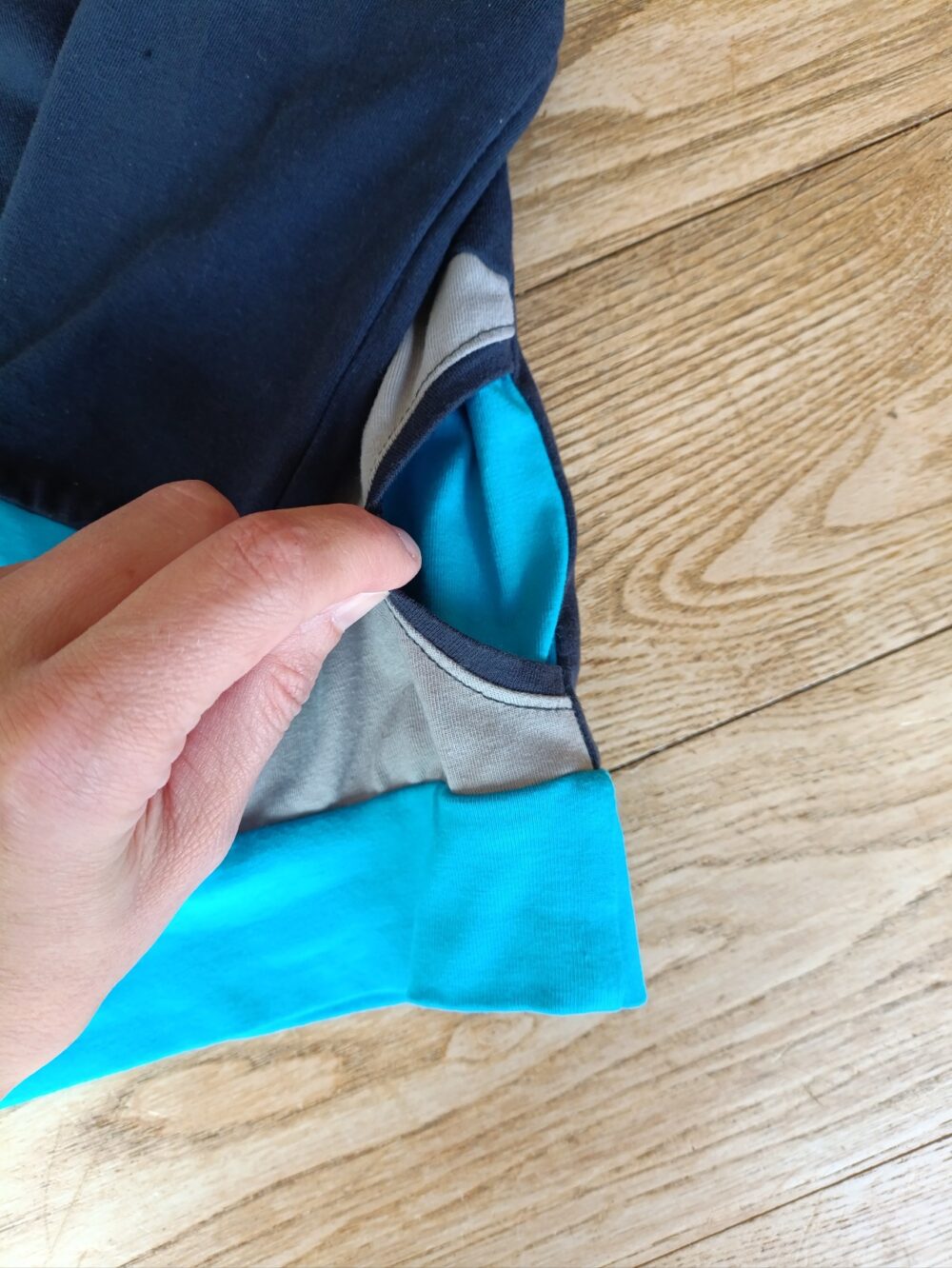 sweat enfant tricolore poches rondes - zoom poches