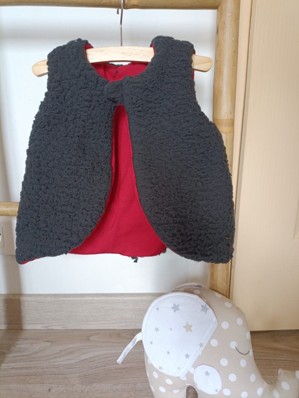 gilet de berger bébé évolutif tissu fausse fourrure noire, doublé jersey bordeaux