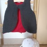 gilet de berger bébé évolutif tissu fausse fourrure noire, doublé jersey bordeaux