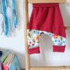 legging bebe évolutif bordeaux fleurs sur cintre dans une chambre d'enfant