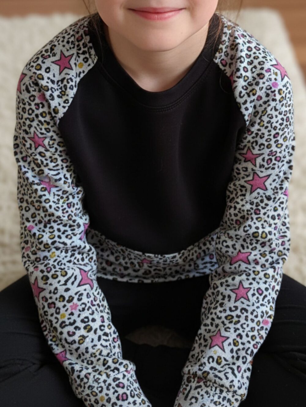 sweat étoiles enfant porté