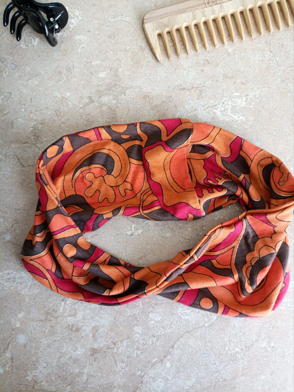photo du bandeau cheveux orange vintage posé dans une salle de bain