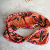 photo du bandeau cheveux orange vintage posé dans une salle de bain