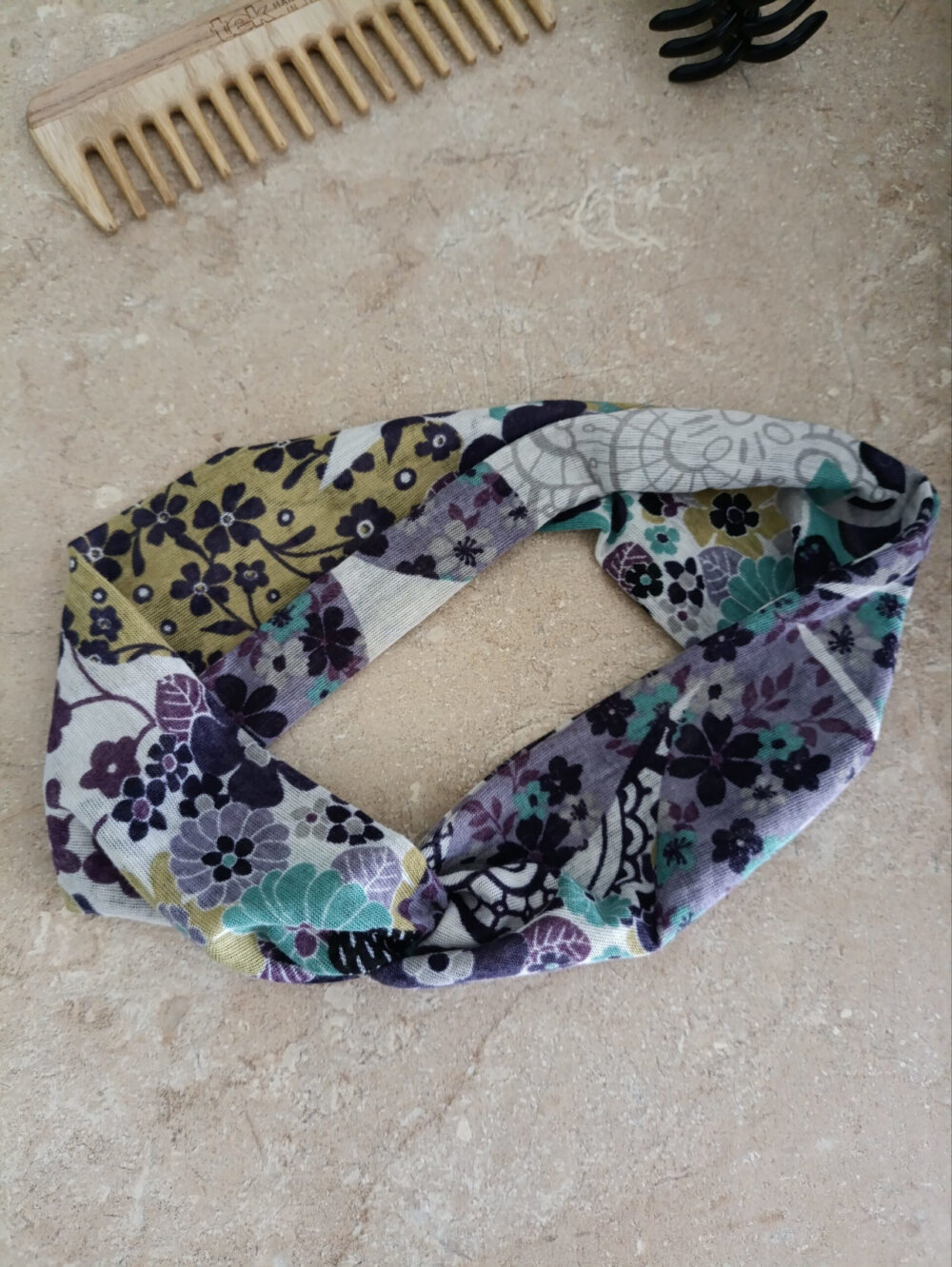photo du bandeau cheveux petites fleurs bleues posé
