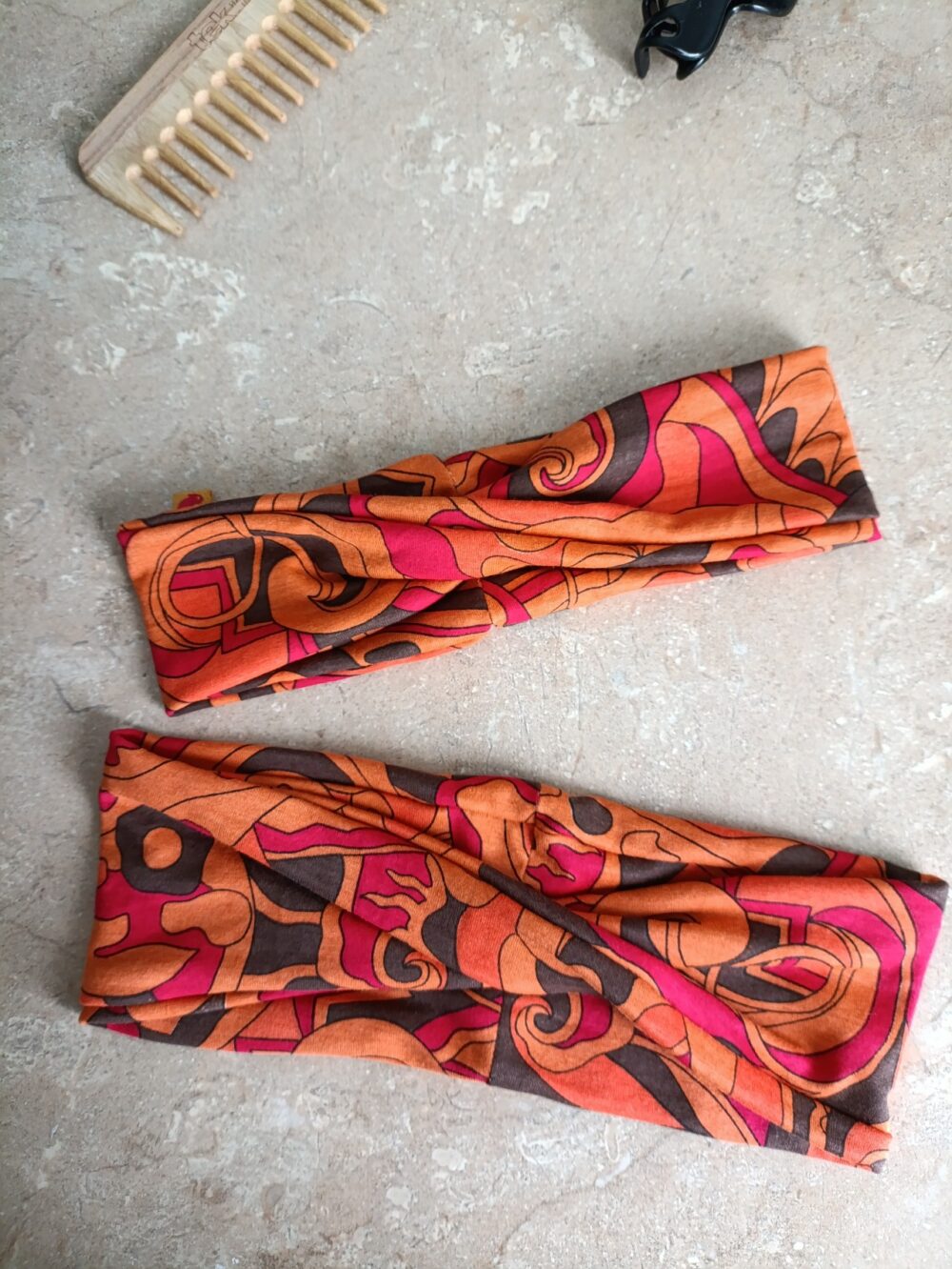 deux bandeaux enfant et adulte assortis orange vintage, posés côte à côté