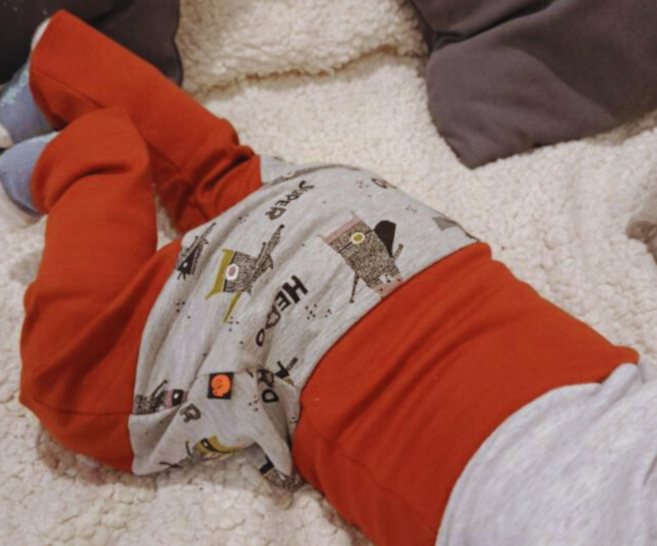 photo d'un bébé sur le ventre, en motricité libre