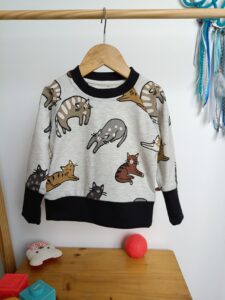 sweat bébé évolutif - Chats - présenté sur son cintre