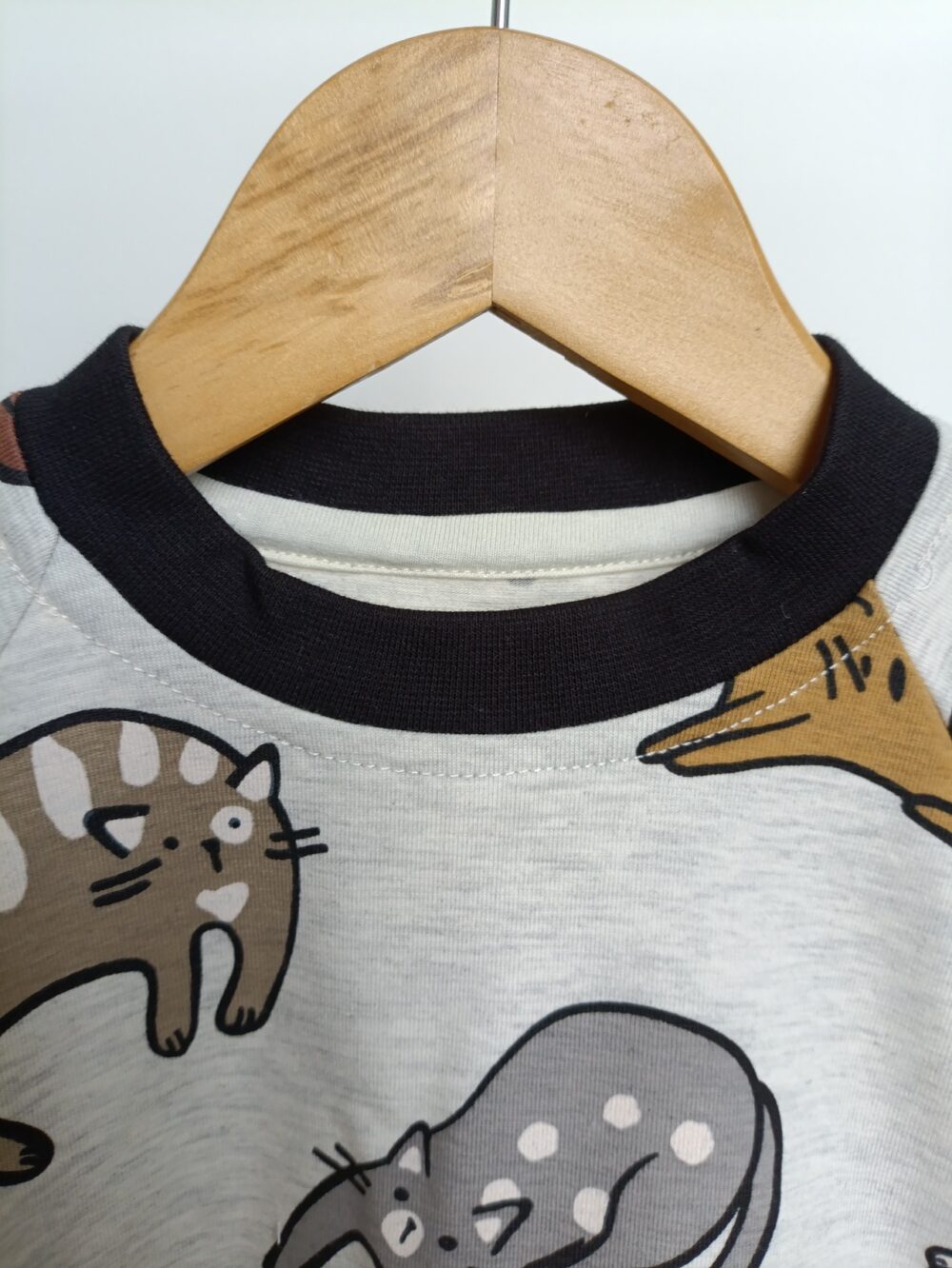 sweat bébé évolutif - Chats - zoom sur l'encolure avec bande de propreté