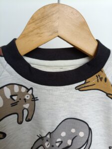 sweat bébé évolutif - Chats - zoom sur l'encolure avec bande de propreté