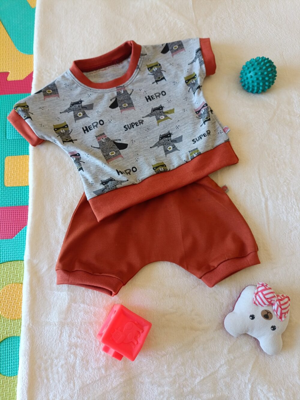 ensemble évolutif bébé animaux super héros à plat