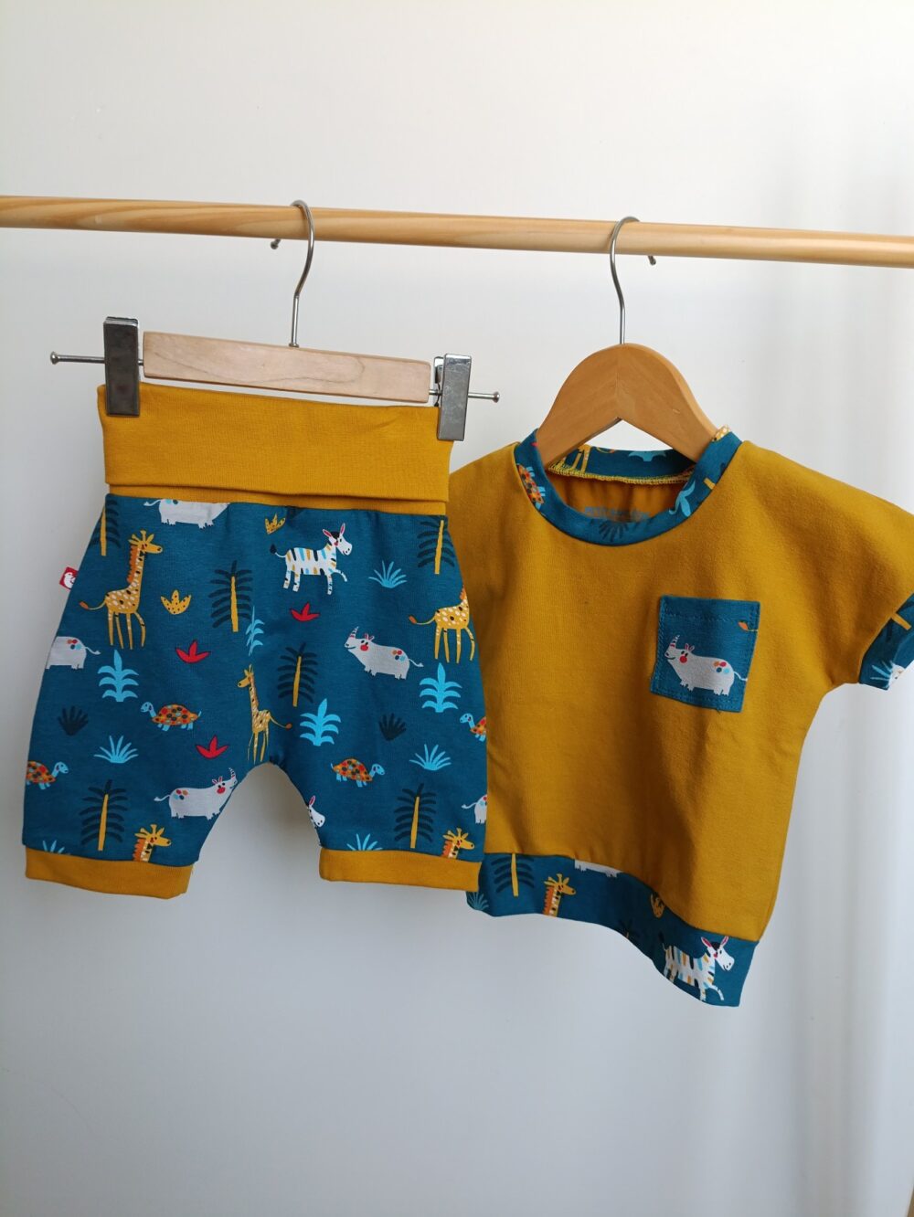 ensemble évolutif short et tee-shirt bébé - motif animaux - suspendu cintre
