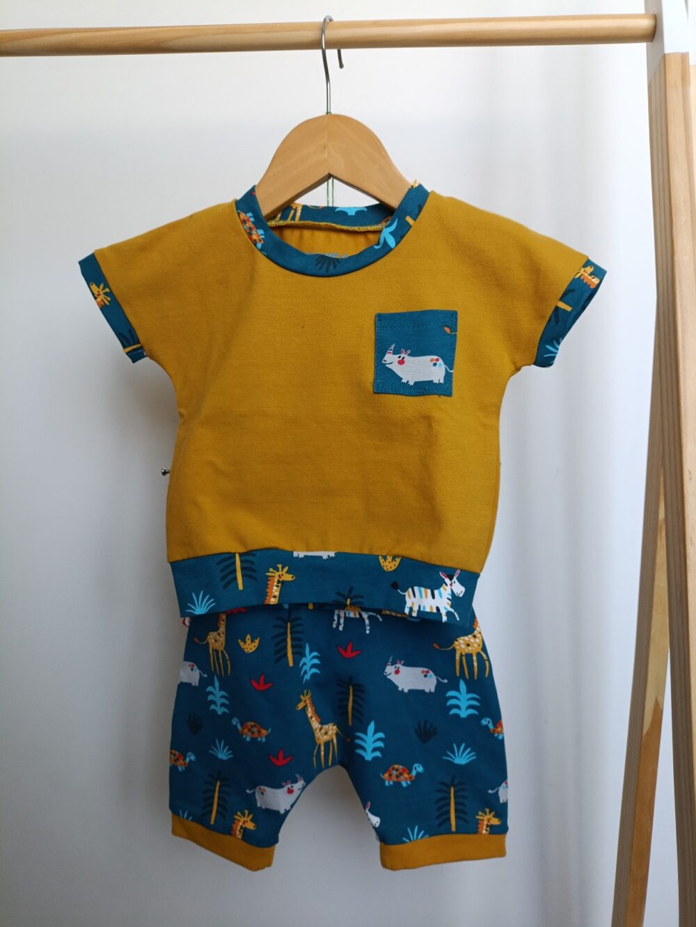 ensemble évolutif short et tee-shirt bébé - motif animaux - suspendu cintre