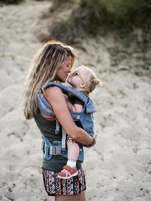portage bébé : une jolie illustration avec une maman qui porte son enfant, une belle complicité est visible entre eux