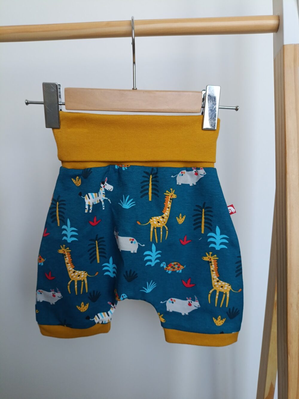 short évolutif bébé - animaux - début de taille, suspendu sur un cintre