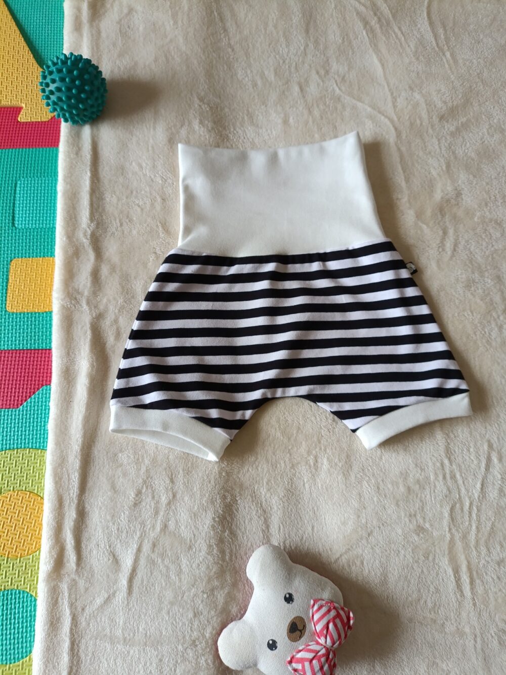 short évolutif enfant rayures marinières à plat, ceinture dépliée