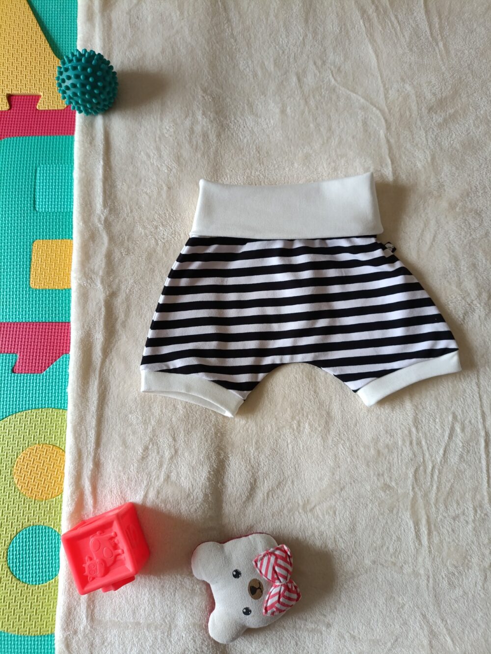 short évolutif enfant rayures marinières à plat, ceinture repliée