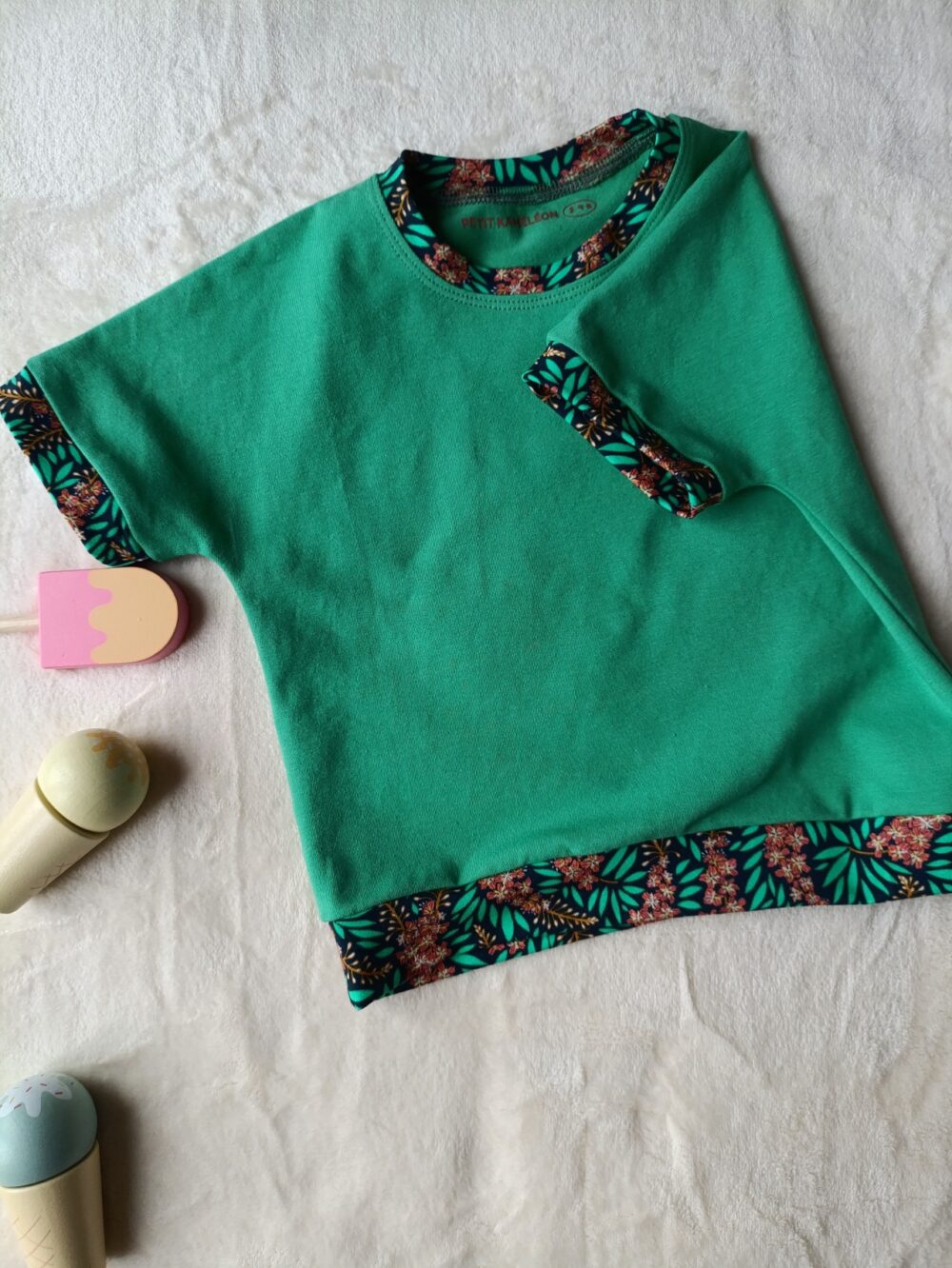 Tee-shirt évolutif pour enfant, vert émeraude, à manches courtes. présenté à plat