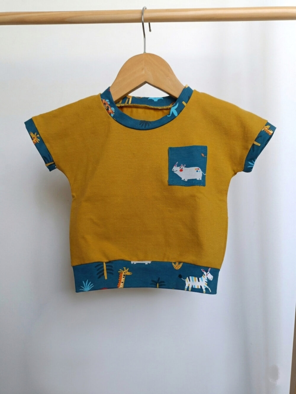 tee-shirt évolutif bébé - motif animaux - suspendu à un cintre