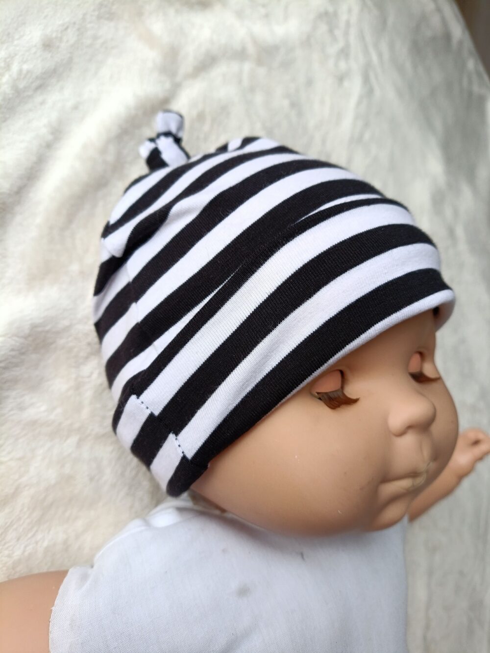 bonnet de naissance motif rayures porté