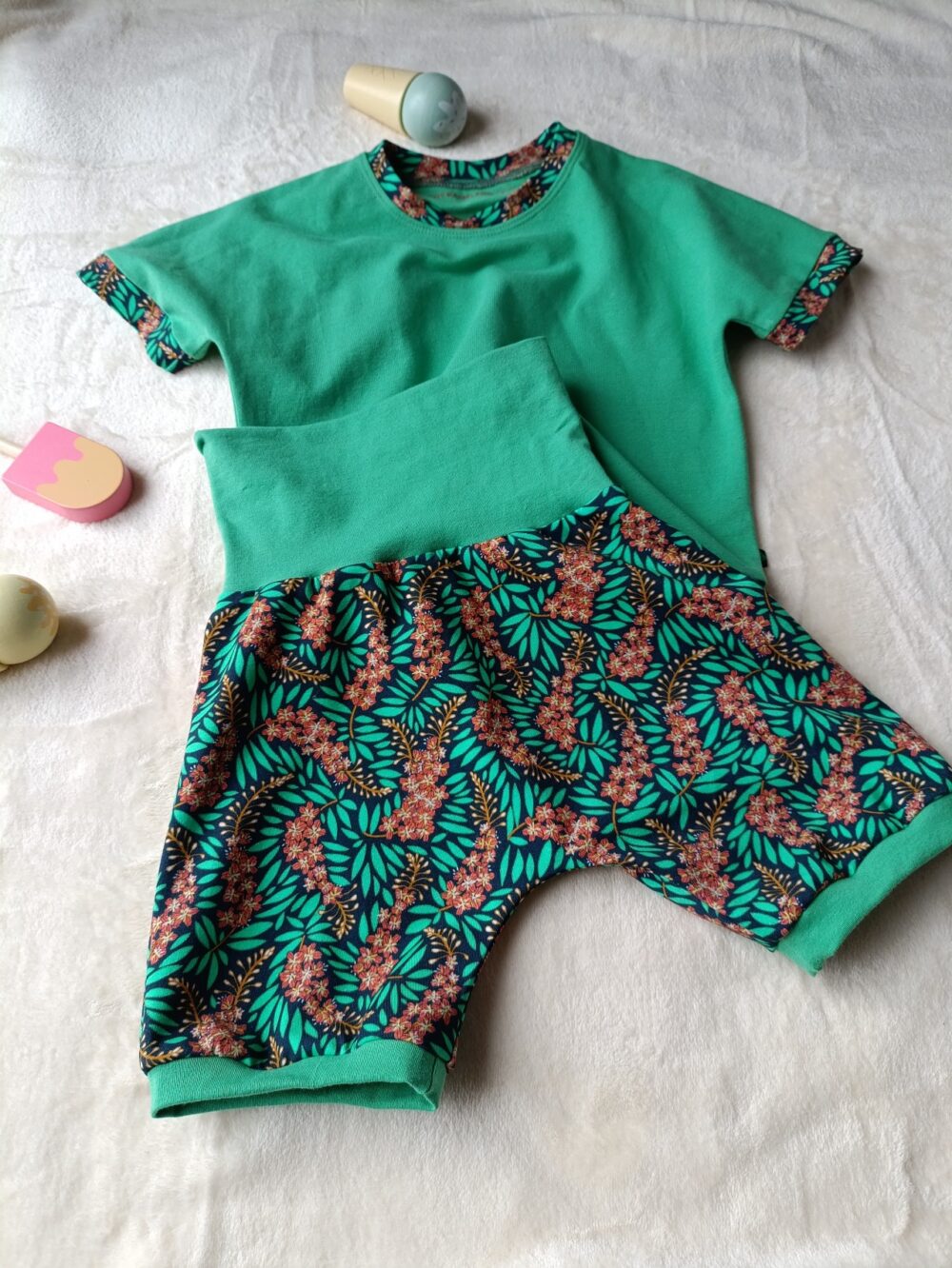 ensemble évolutif enfant short et tee-shirt - vert et fleurs - à plat