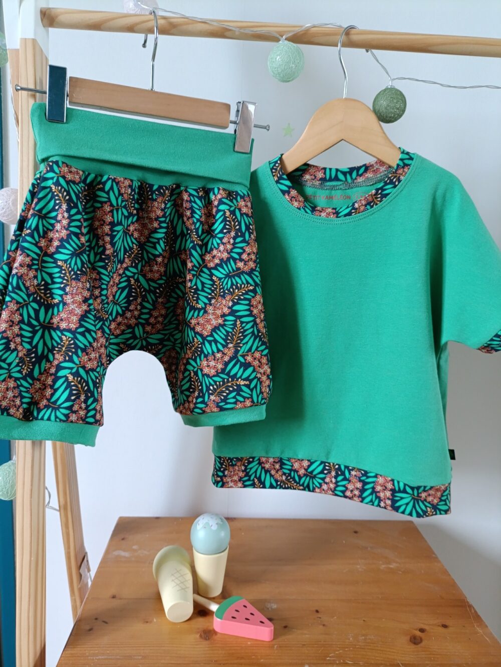 ensemble évolutif enfant short et tee-shirt - vert et fleurs - sur cintre