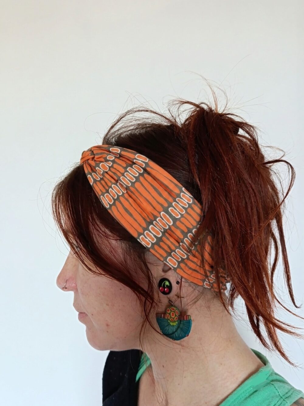 bandeau cheveux orange porté
