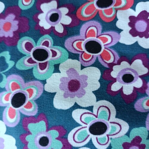 zomm sur un tissu en coton à fleurs