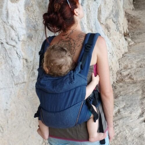 photo d'un bébé en portage physiologique, de dos
